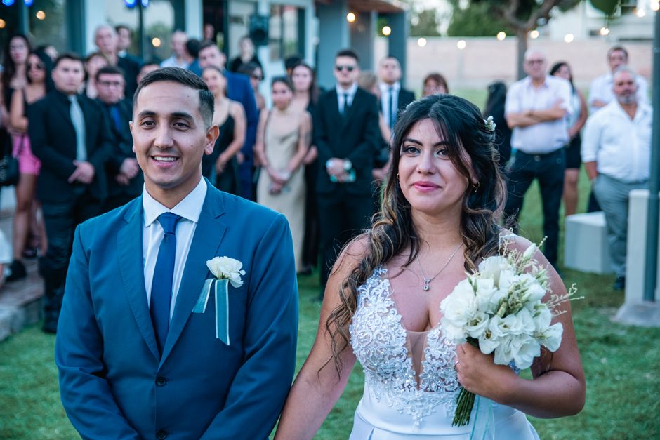 Ceremonia de boda al aire libre con los invitados de pie